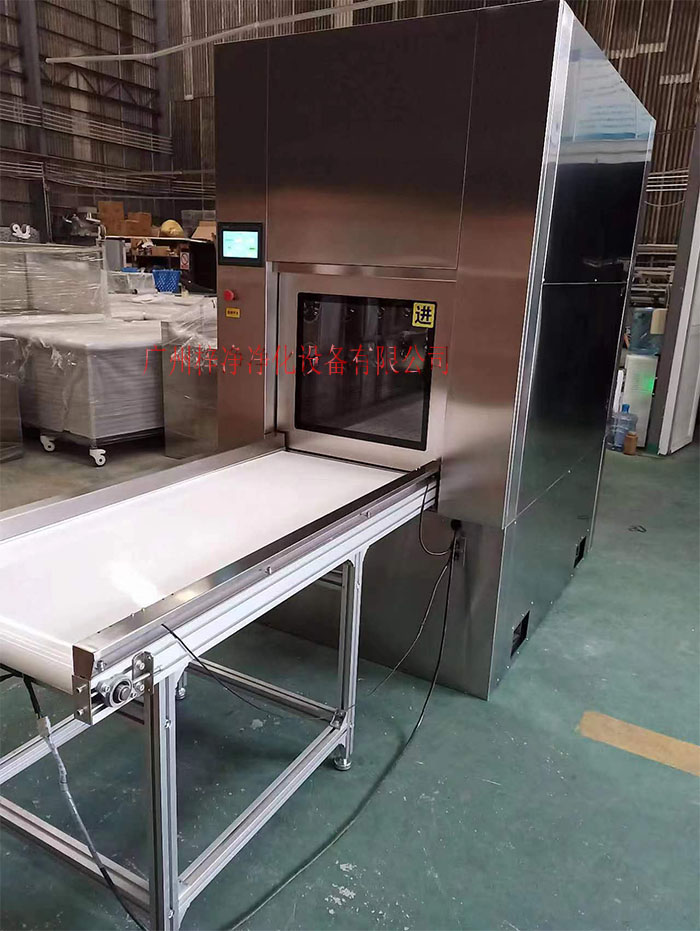 輸送帶傳遞窗還可吹淋被傳遞物品的表面，防止物品可能攜帶塵埃進(jìn)入潔凈室。