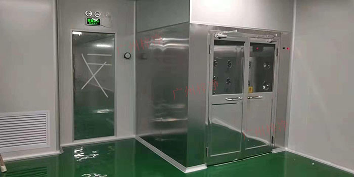 風(fēng)淋室能夠?qū)M入潔凈室的人員或物品進行高效的風(fēng)淋，以去除表面塵埃和微生物，確保潔凈室的環(huán)境質(zhì)量。