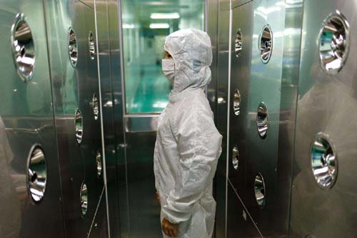 風淋室工作原理是通過高速氣流的沖擊，有效清除進入潔凈室的人員、物料表面攜帶的塵埃和污染物。